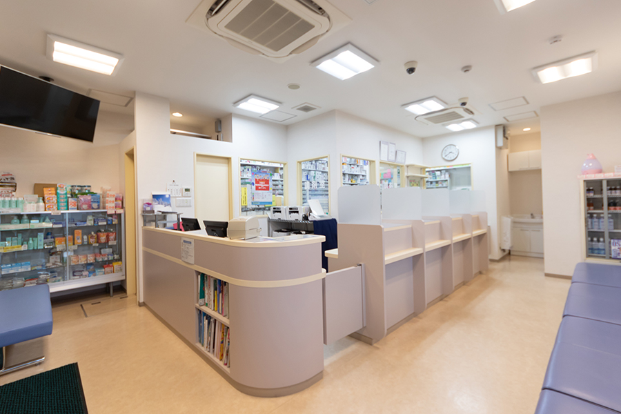 東花園駅北側にあるリリー薬局本店の内観写真