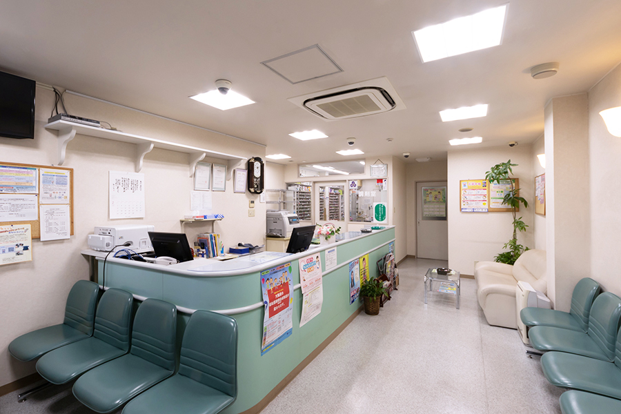 東花園駅南側にあるリリー南薬局の内観写真